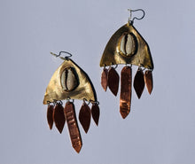 Load image into Gallery viewer, Cowrie Catcher