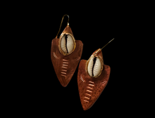 Load image into Gallery viewer, Arrow of Cowrie
