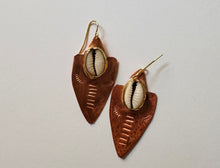 Load image into Gallery viewer, Arrow of Cowrie
